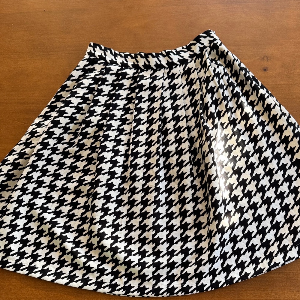 Forever 21 Black and White Houndstooth A-Line Skirt